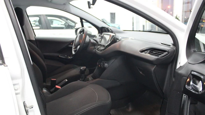 Peugeot 208 Sport 1.2 - hovedbillede